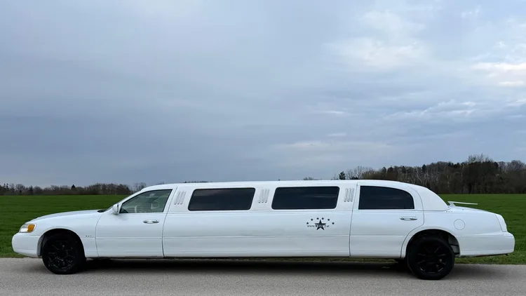 Lucky Star Stretchlimousine mieten Wien - Glamour & Partys | MrRa Lucky Star Stretchlimousine mieten Wien – weiße Partylimousine für Geburtstage und JGA