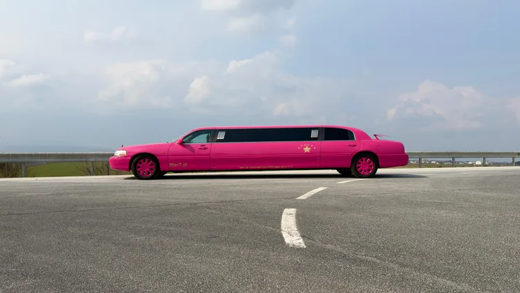 Pink Star Stretchlimousine mieten Wien - Unvergessliche Partys | MrRa Pinke Stretchlimousine mieten Wien – Pink Star für Partys und JGA