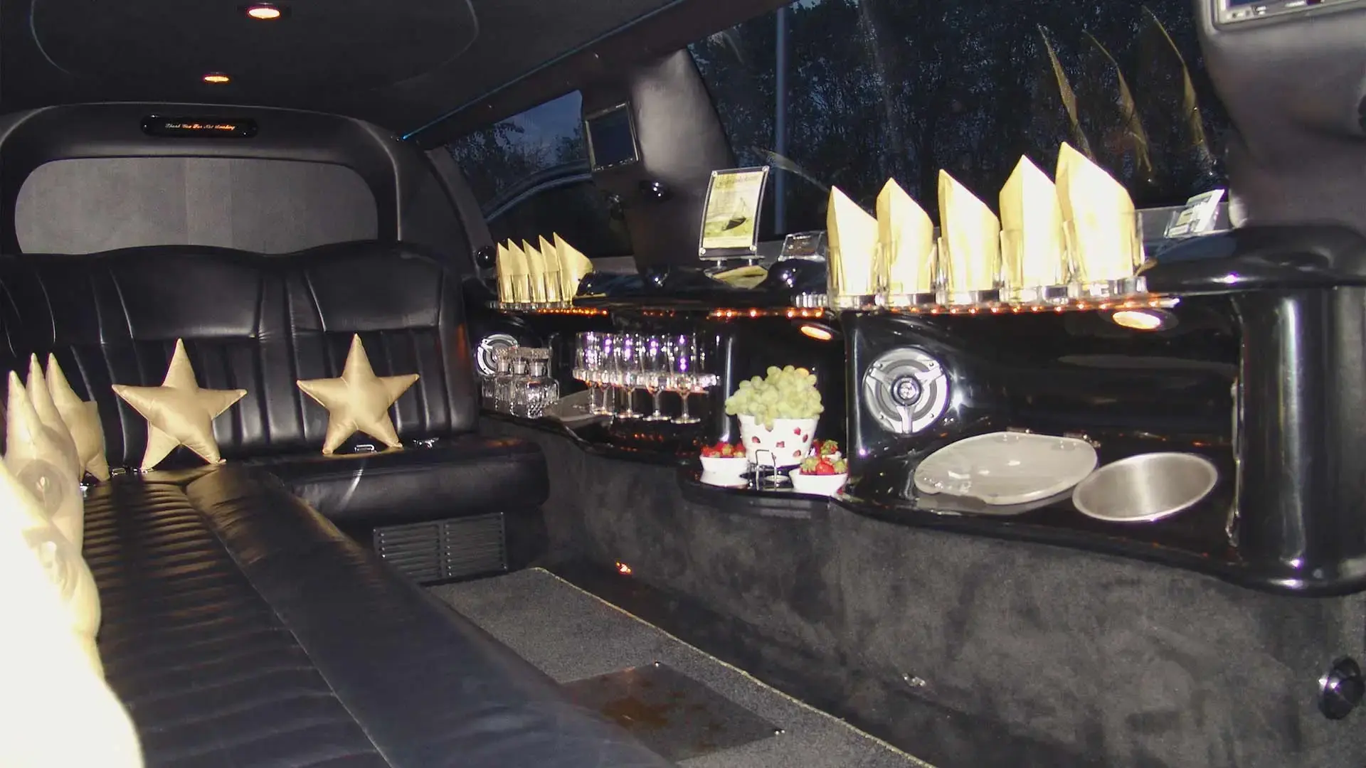 Pink Star Stretchlimousine mieten Wien - Junggesellenabschied | MrRa Pink Star Limousine - Seitenansicht rechts