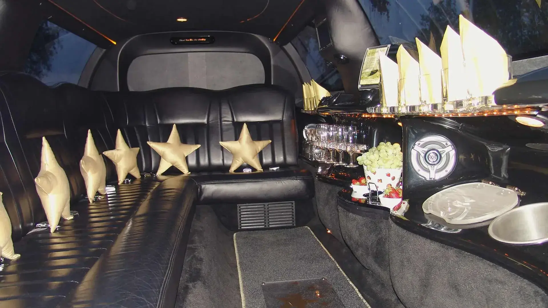 Pink Star Limousine mieten Wien - Unvergessliche Partys | MrRa Pink Star Stretchlimousine - Seitenansicht links