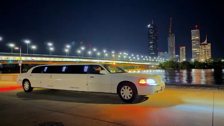 City Tour Wien - Exklusive Stadtrundfahrt Limousine | MrRa Citytour Wien – Stadtrundfahrt in der Stretchlimousine mieten