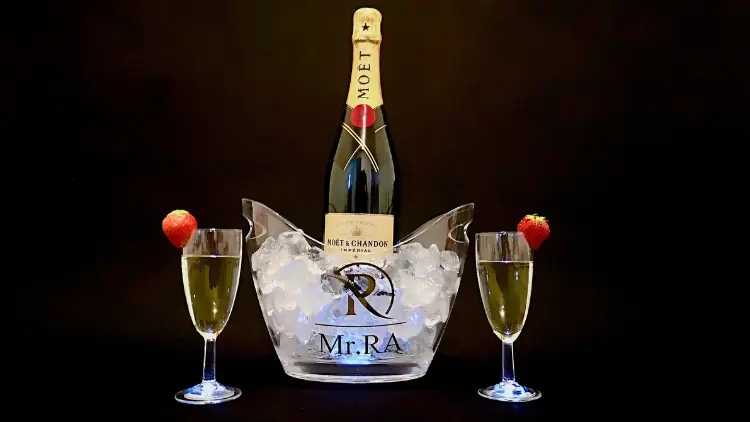 Champagner Service Wien - Getränke in Limousine | MrRa Getränke-Pakete in der Stretchlimousine – Champagner und Cocktails