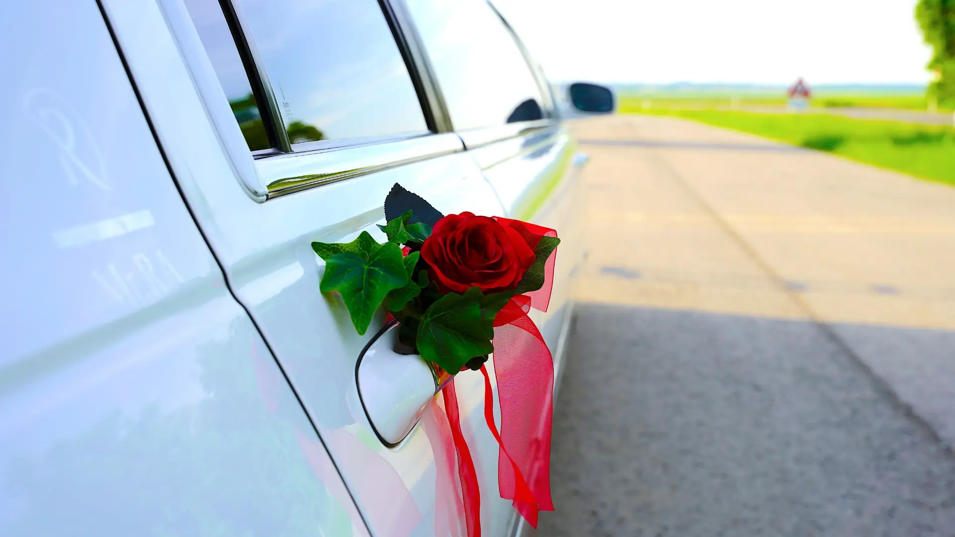 Hochzeitsauto mieten Wien Hochzeitsauto mieten Wien – Stretchlimousine vor Wiener Schloss