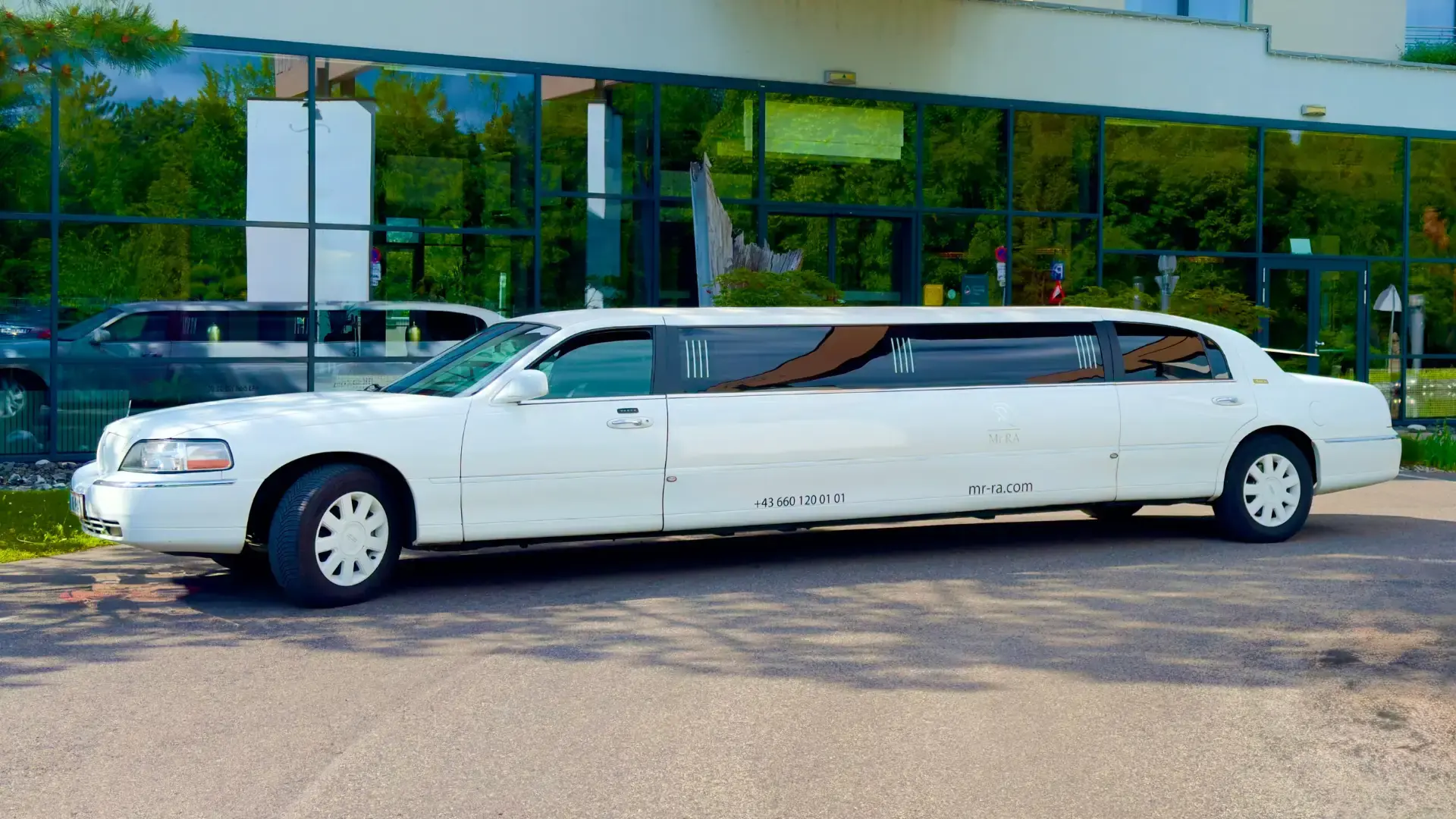 Hotel Transfer Limousine Wien - VIP | MrRa Hotel Transfer mit Stretchlimousine - Luxus Service